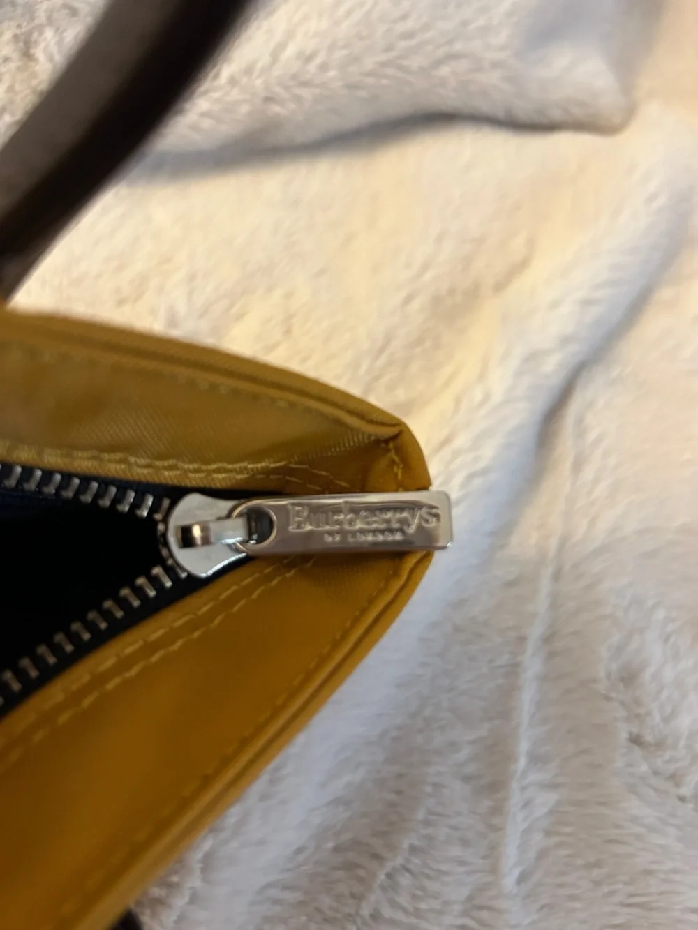 Burberrys Yellow Tote with Black Handles - Picture 8 of 9